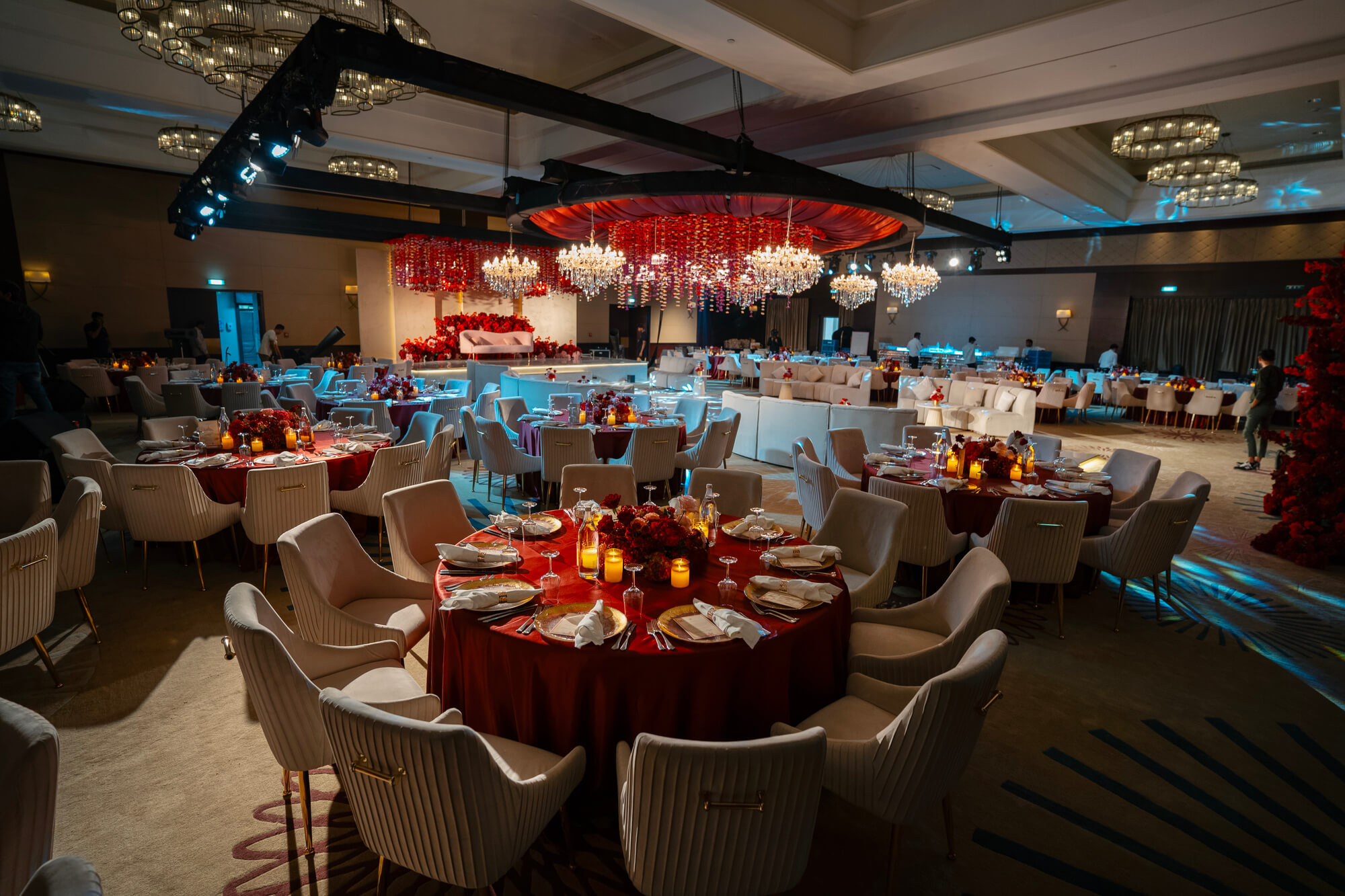 Floral center pieces at a grand wedding reception at the Fairmont Palm Hotel in Dubai. Copyright: Design Boulevard Events, Dubai.